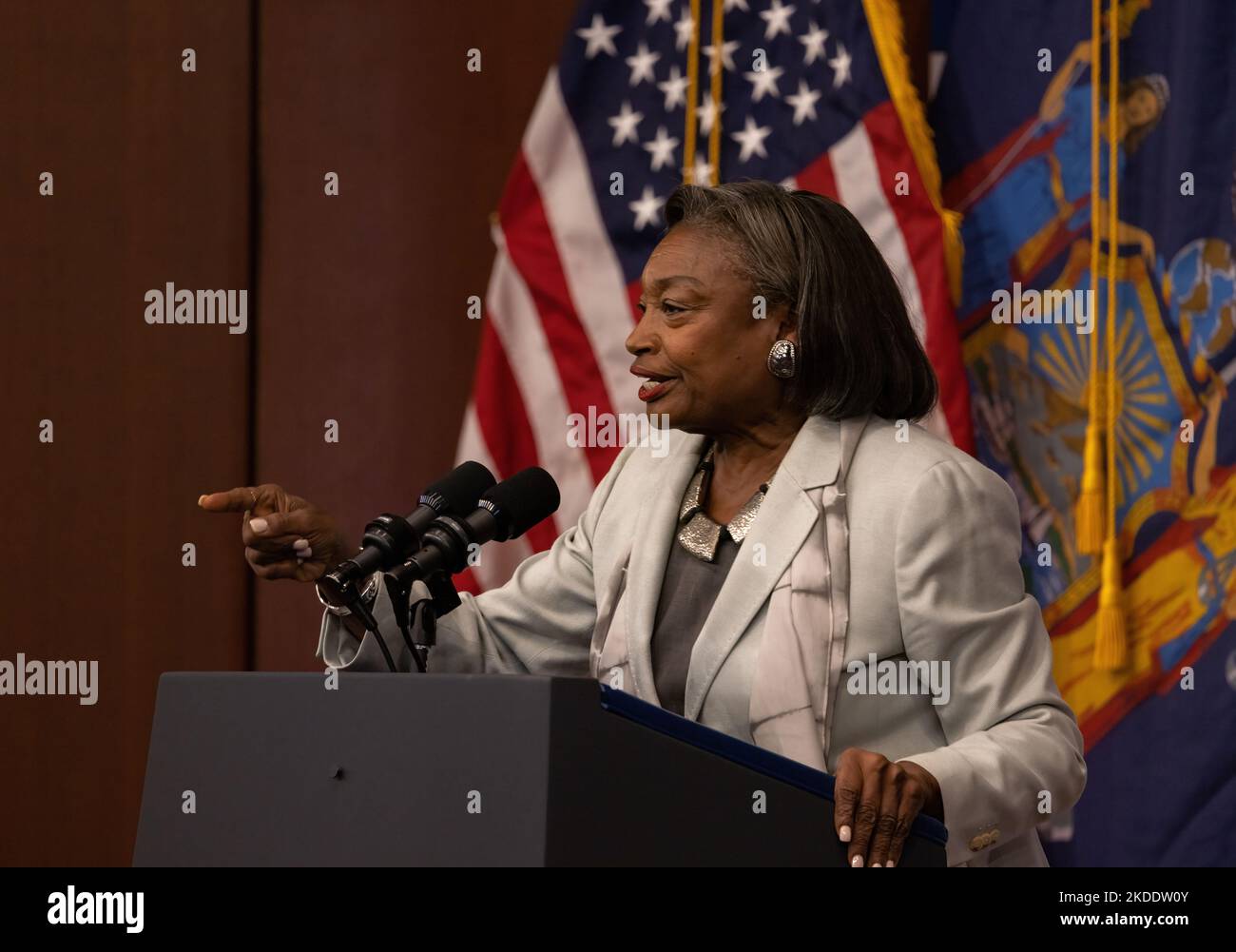 NEW YORK, NY – 3. November 2022: Andrea Stewart-Cousins (D), Mehrheitsführerin des Senats des Bundesstaates New York, spricht bei einer Wahlkampfveranstaltung am Barnard College. Stockfoto