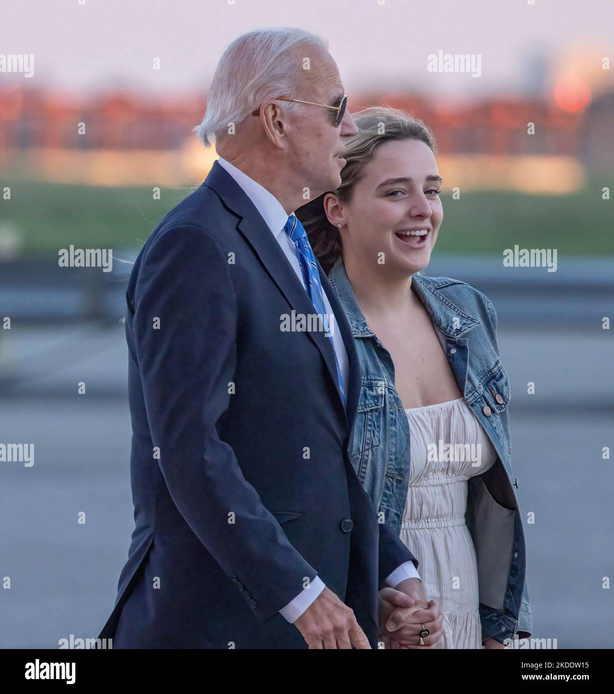 QUEENS, N.Y. – 22. September 2022: Präsident Joe Biden geht mit Finnegan Biden, seiner Enkelin, am John F. Kennedy International Airport spazieren. Stockfoto