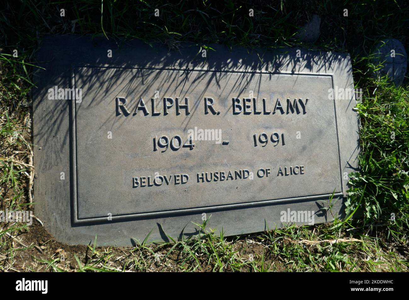 Los Angeles, California, USA 3.. November 2022 das Grab des Schauspielers Ralph Bellamy in der Sektion murmelende Bäume im Forest Lawn Memorial Park Hollywood Hills am 3. November 2022 in Los Angeles, Kalifornien, USA. Foto von Barry King/Alamy Stockfoto Stockfoto