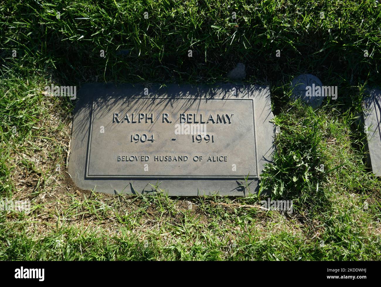 Los Angeles, California, USA 3.. November 2022 das Grab des Schauspielers Ralph Bellamy in der Sektion murmelende Bäume im Forest Lawn Memorial Park Hollywood Hills am 3. November 2022 in Los Angeles, Kalifornien, USA. Foto von Barry King/Alamy Stockfoto Stockfoto