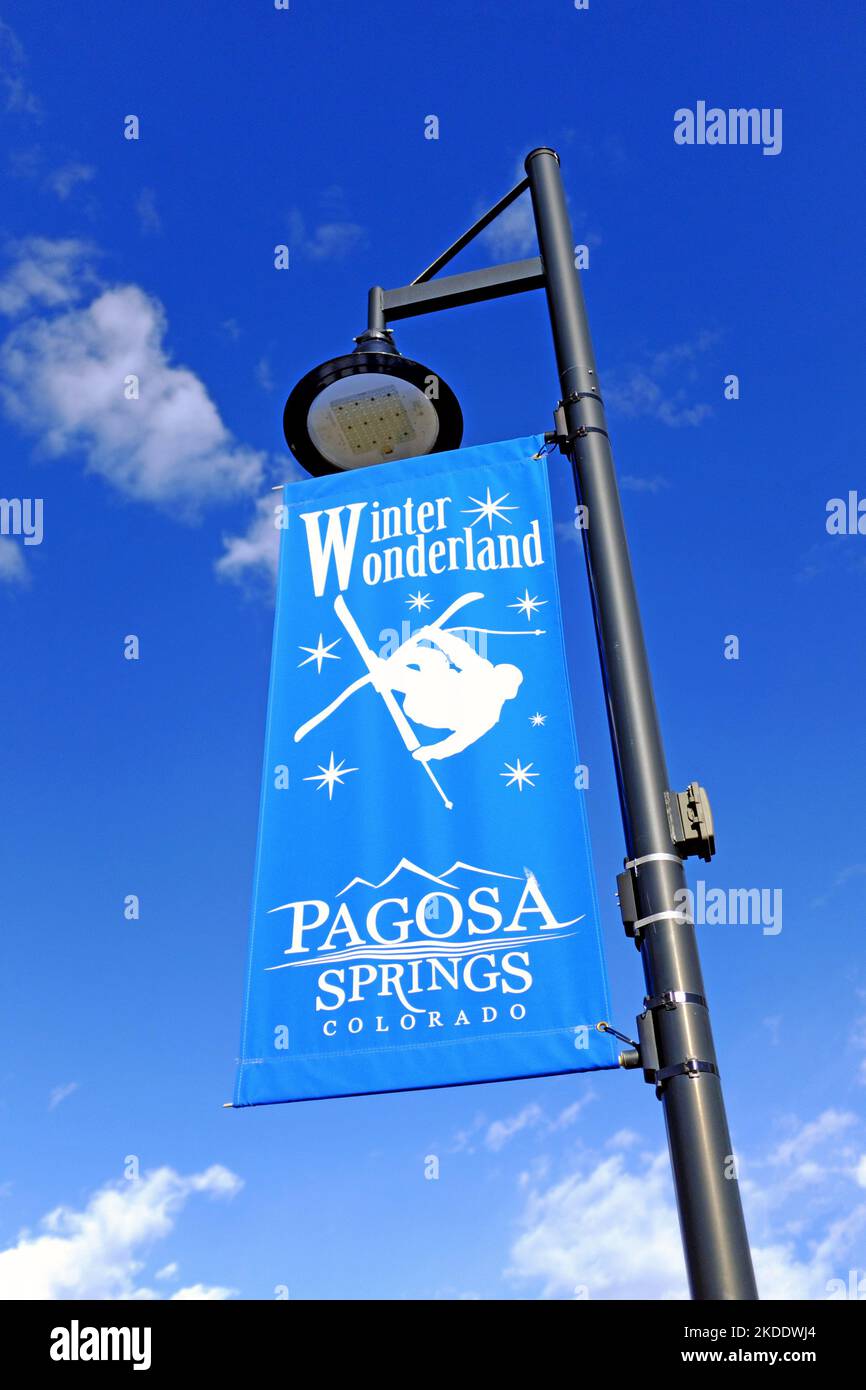 Saisonales Banner, das die Ankunft des Winters am Lichtmast in der Innenstadt von Pagosa Springs, Colorado, verkündet. Stockfoto