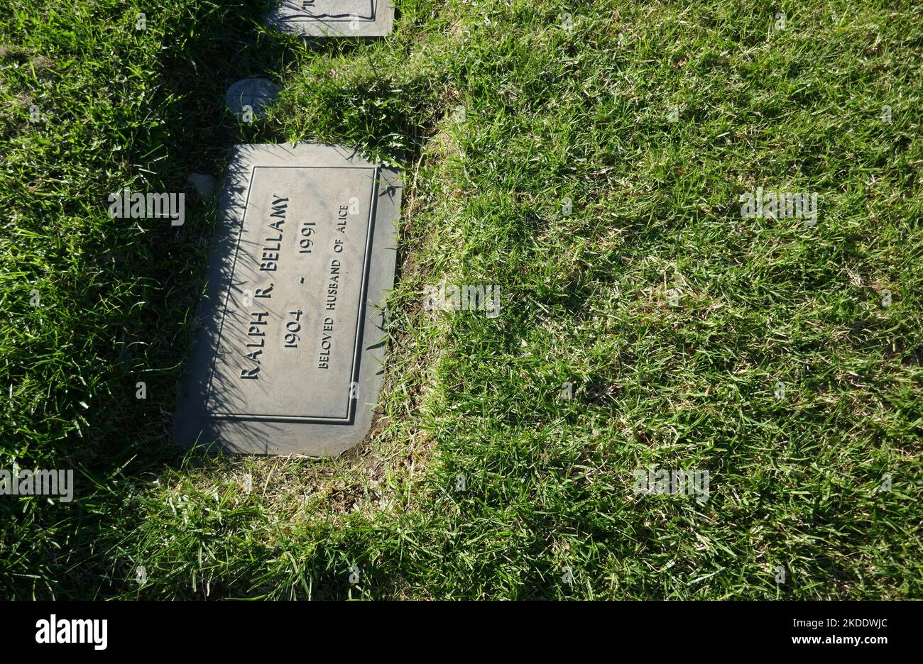 Los Angeles, California, USA 3.. November 2022 das Grab des Schauspielers Ralph Bellamy in der Sektion murmelende Bäume im Forest Lawn Memorial Park Hollywood Hills am 3. November 2022 in Los Angeles, Kalifornien, USA. Foto von Barry King/Alamy Stockfoto Stockfoto