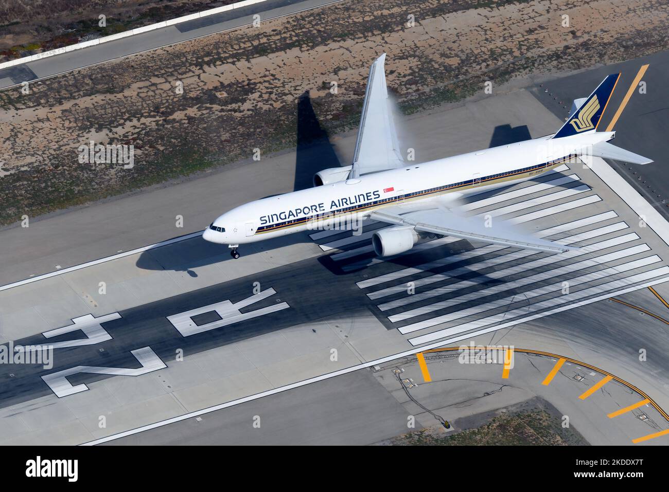 Singapore Airlines Boeing 777-Flugzeuge landen auf der Landebahn des LAX-Flughafens RWY 24R. Flugzeug 777-300ER von Singapore Airlines 9V-SWB. Flugzeug B777 Stockfoto