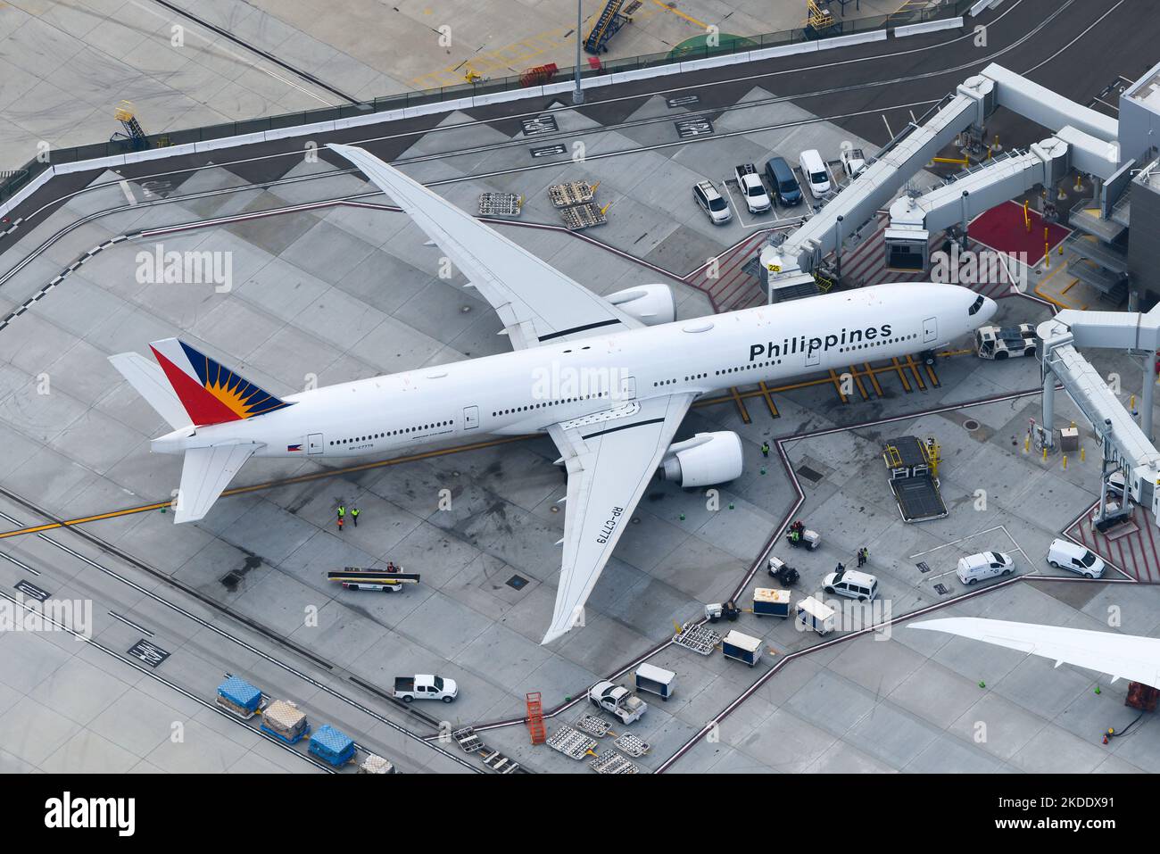 Philippine Airlines Boeing 777 Flugzeug geparkt. Flugzeug von Philippine Airlines (PAL) 777-300ER Modell RC-7779. Flugzeug 77W. Stockfoto