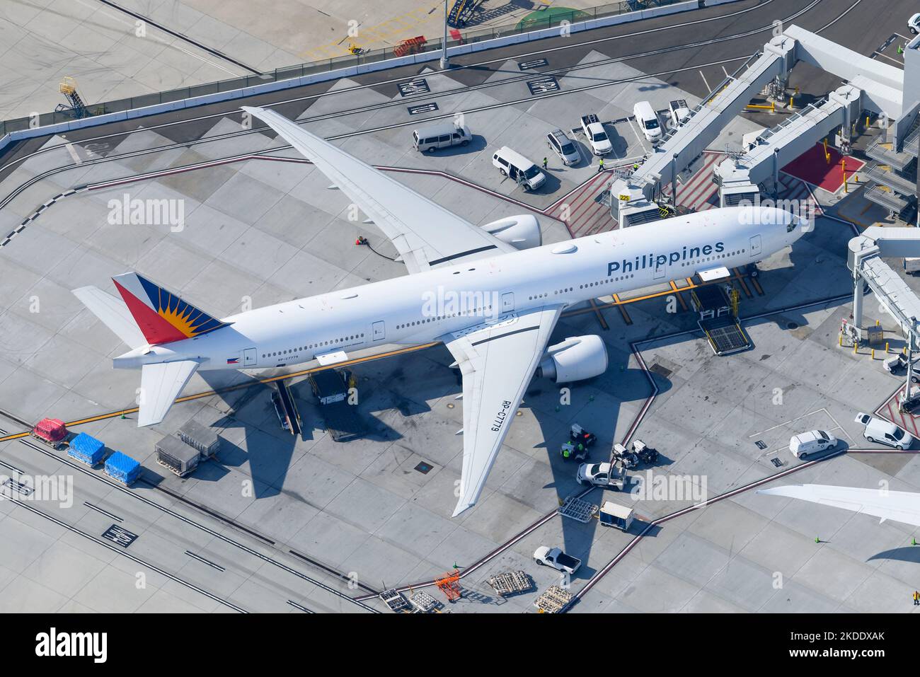 Philippine Airlines Boeing 777 Flugzeug geparkt. Flugzeug der Philippine Airlines (PAL) 777-300ER, registriert als RC-7779. Flugzeug auch bekannt als 77W. Stockfoto