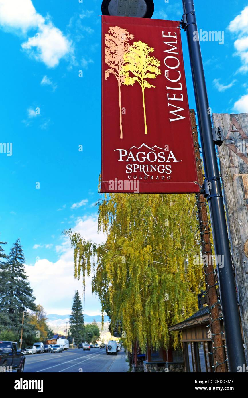 Ein saisonales Banner, das die Ankunft der Herbsthängen vom Lichtmast in der Innenstadt von Pagosa Springs, Colorado, ankündigt. Stockfoto
