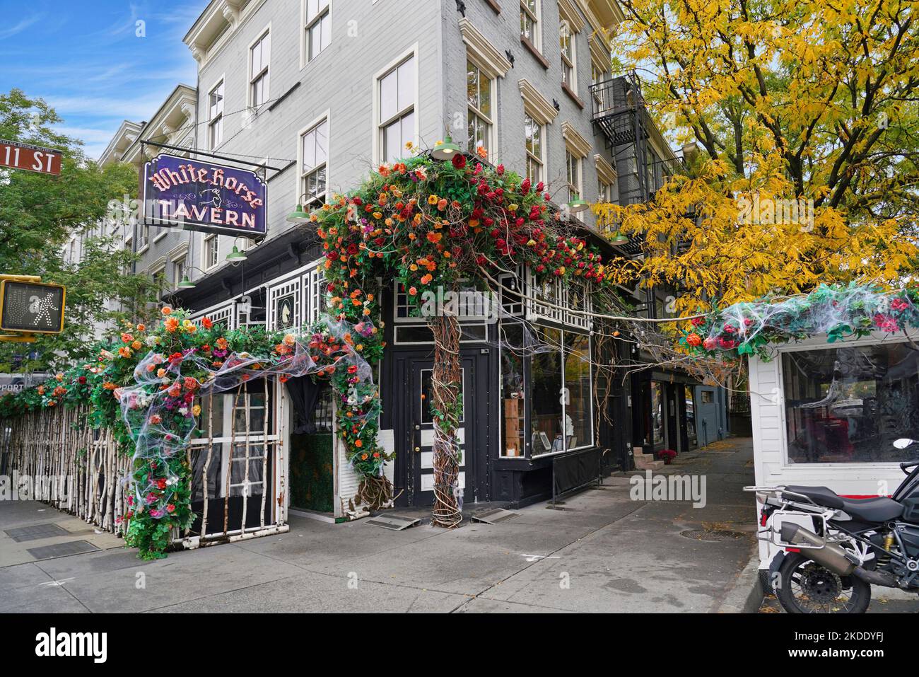 New York, NY - Oktober 2022: Das Viertel Greenwich Village hat kreative und farbenfrohe Geschäfte. Stockfoto