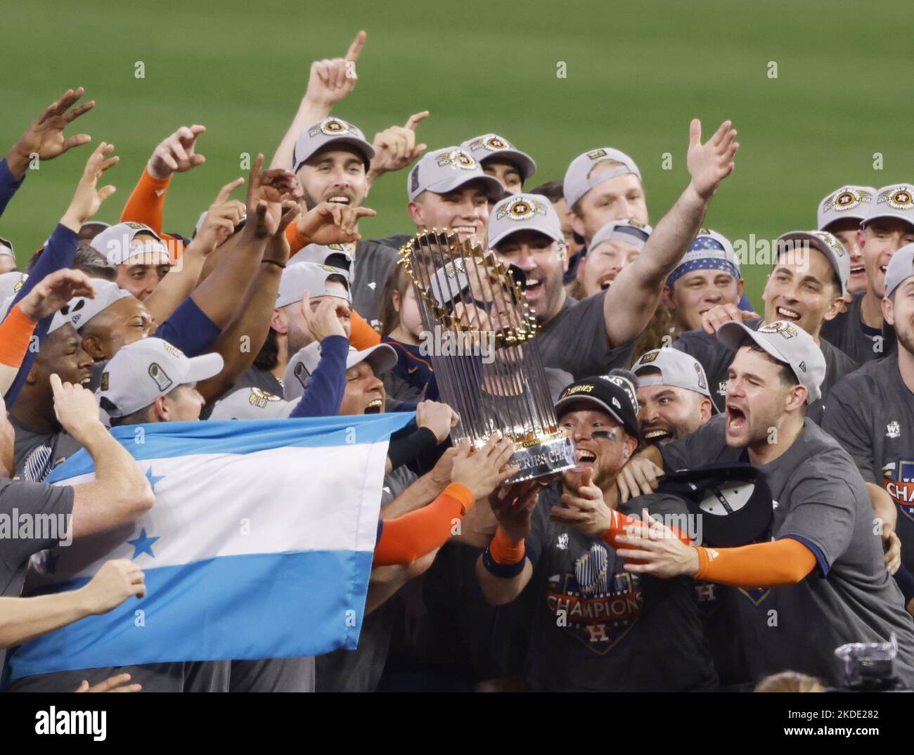 Houston Astros Spieler feiern mit der World Series Championship Trophy auf dem Feld, nachdem sie die Philadelphia Phillies 4-1 im sechsten Spiel der World Series 2022 im Minute Maid Park in Houston am Samstag, den 5. November 2022 besiegt haben. Die Astros besiegten die Phillies in sechs Spielen, um die World Series 2022 zu gewinnen. Foto von John Angelillo/UPI. Stockfoto