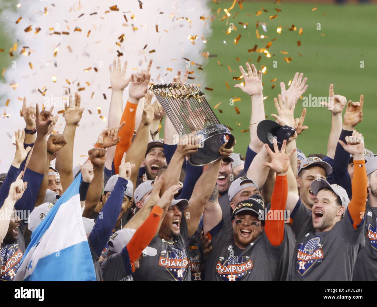 Houston Astros Spieler feiern mit der World Series Championship Trophy auf dem Feld, nachdem sie die Philadelphia Phillies 4-1 im sechsten Spiel der World Series 2022 im Minute Maid Park in Houston am Samstag, den 5. November 2022 besiegt haben. Die Astros besiegten die Phillies in sechs Spielen, um die World Series 2022 zu gewinnen. Foto von John Angelillo/UPI. Stockfoto