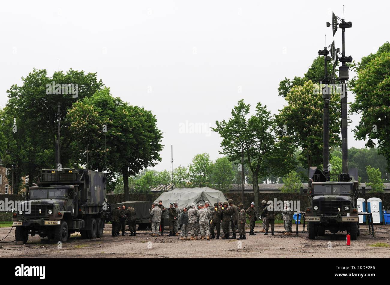 Soldier's from U.S. Army Europe's Alpha Battery, 5. Bataillon, 7. Air Defense Artillery Regiment, machen Mitglieder des polnischen Militärs mit der Durchführung von vorbeugenden Wartungsarbeiten an den Patriot-Raketensystemen in Morag, Polen, 1. Juni 2010 vertraut. Dies ist das erste Mal, dass ein US-Raketensystem nach Polen kommt, um ein neues Rotationstrainingprogramm zu absolvieren, das die polnischen Streitkräfte mit dem Patriot-Raketensystem vertraut machen soll. Das Training soll beiderseitigen Nutzen für die Verbesserung der polnischen Luftverteidigungsfähigkeiten bieten und gleichzeitig die Fähigkeiten der US-Patriot-Besatzungsmitglieder entwickeln. Diese Art von mu Stockfoto