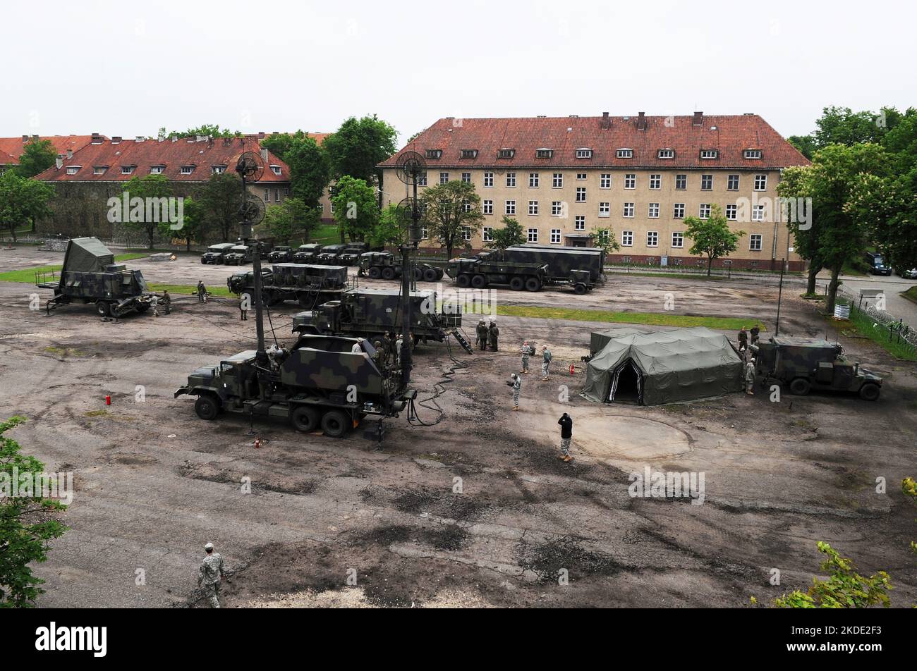 Soldier's from U.S. Army Europe's Alpha Battery, 5. Bataillon, 7. Air Defense Artillery Regiment, machen Mitglieder des polnischen Militärs mit der Durchführung von vorbeugenden Wartungsarbeiten an den Patriot-Raketensystemen in Morag, Polen, 1. Juni 2010 vertraut. Dies ist das erste Mal, dass ein US-Raketensystem nach Polen kommt, um ein neues Rotationstrainingprogramm zu absolvieren, das die polnischen Streitkräfte mit dem Patriot-Raketensystem vertraut machen soll. Das Training soll beiderseitigen Nutzen für die Verbesserung der polnischen Luftverteidigungsfähigkeiten bieten und gleichzeitig die Fähigkeiten der US-Patriot-Besatzungsmitglieder entwickeln. Diese Art von mu Stockfoto