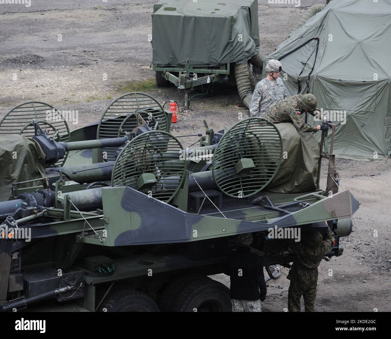 Soldier's from U.S. Army Europe's Alpha Battery, 5. Bataillon, 7. Air Defense Artillery Regiment, machen Mitglieder des polnischen Militärs mit der Durchführung von vorbeugenden Wartungsarbeiten an den Patriot-Raketensystemen in Morag, Polen, 1. Juni 2010 vertraut. Dies ist das erste Mal, dass ein US-Raketensystem nach Polen kommt, um ein neues Rotationstrainingprogramm zu absolvieren, das die polnischen Streitkräfte mit dem Patriot-Raketensystem vertraut machen soll. Das Training soll beiderseitigen Nutzen für die Verbesserung der polnischen Luftverteidigungsfähigkeiten bieten und gleichzeitig die Fähigkeiten der US-Patriot-Besatzungsmitglieder entwickeln. Diese Art von mu Stockfoto