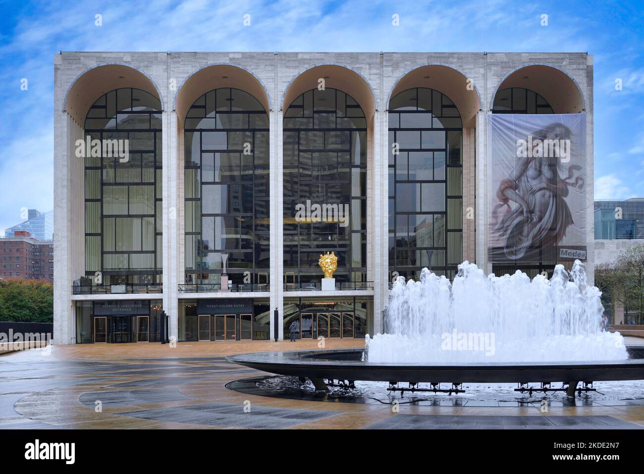 New York, NY - Lincoln Center, Metropolitan Opera, mit Brunnen und Banner für Medea, eine Oper von Pierre Corneille, basierend auf dem griechischen Mythologie-Trag Stockfoto