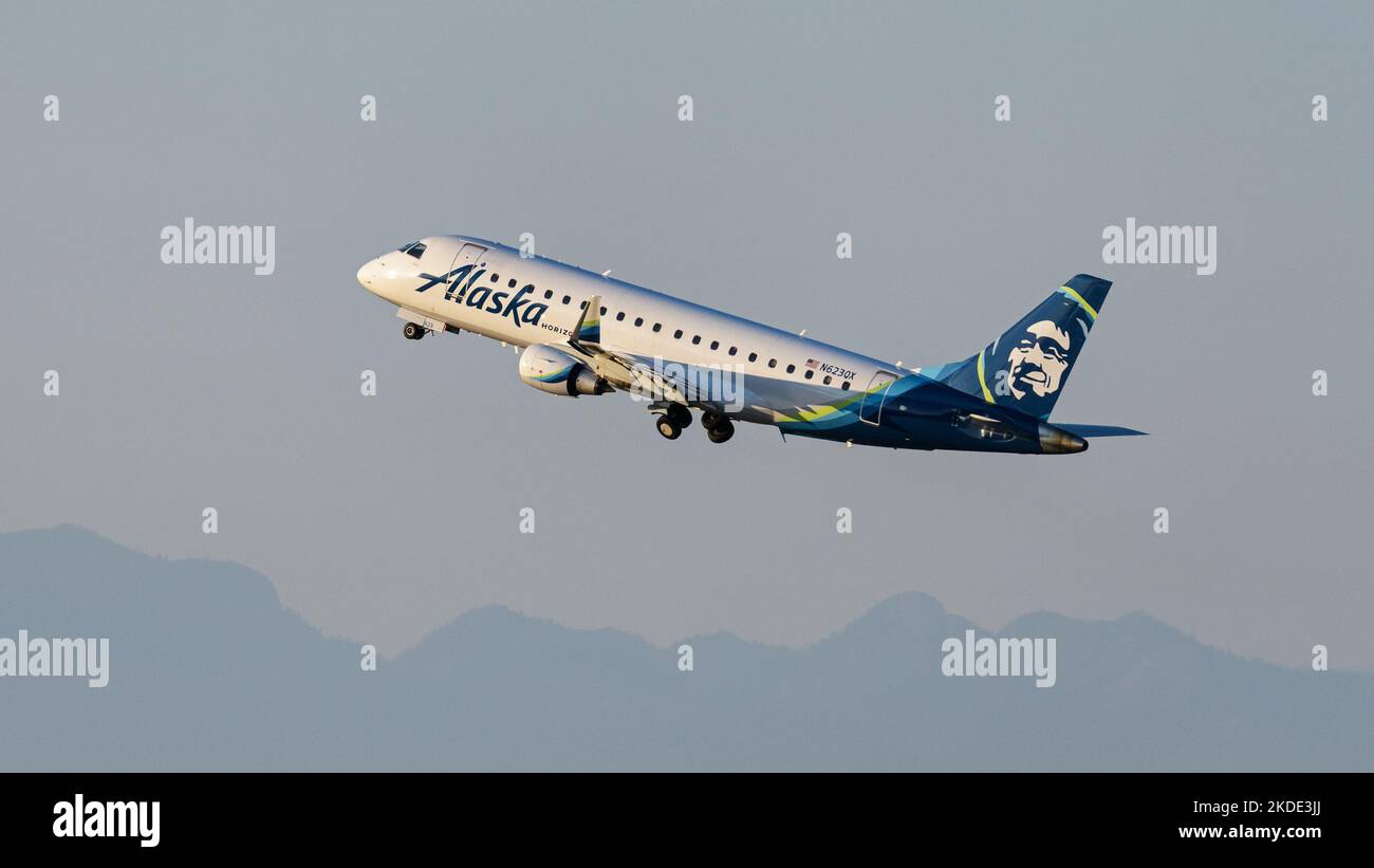 Richmond, British Columbia, Kanada. 14. Oktober 2022. Ein Alaska Horizon Embraer E175LR-Schmalkarossendetliner (N623QX), der beim Start vom internationalen Flughafen Vancouver aus in die Luft fliegt. (Bild: © Bayne Stanley/ZUMA Press Wire) Stockfoto