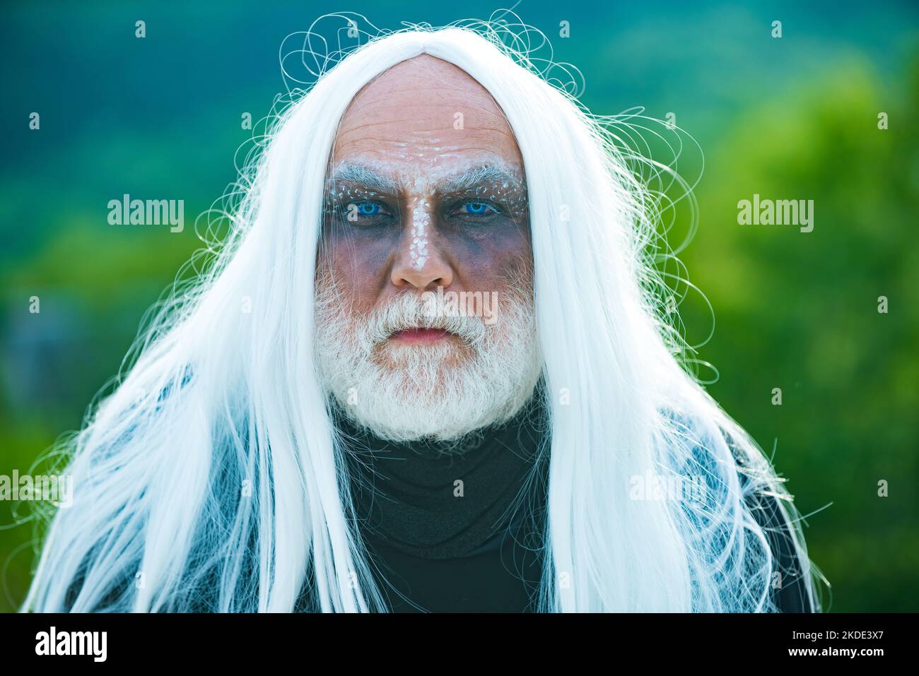 Bärtiger Mann, gekleidet wie Halloween Monster. Teufelsmann an Halloween-Nacht. Vampir Halloween Konzept. Design für Halloween Banner. Stockfoto