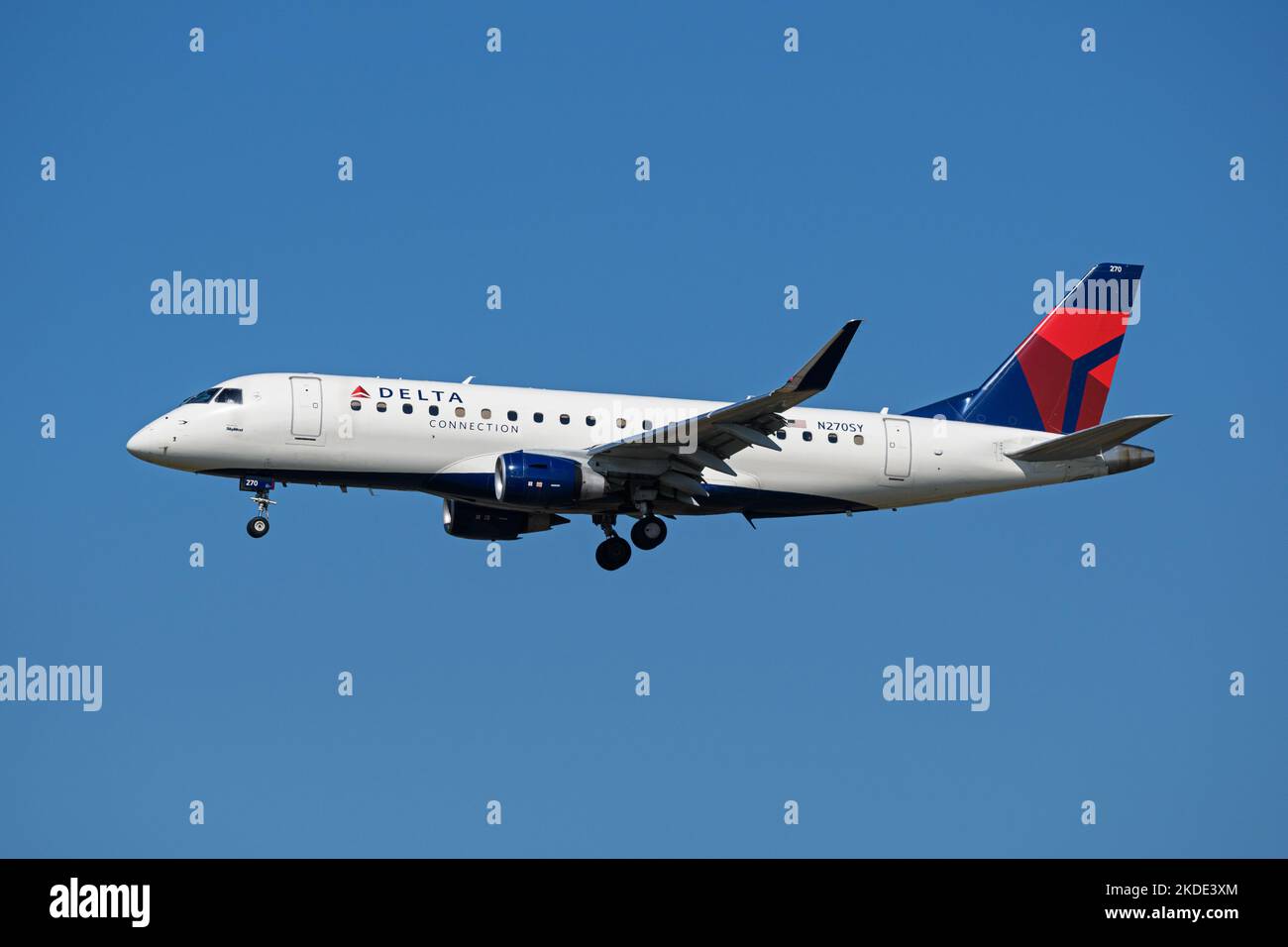 Richmond, British Columbia, Kanada. 10. September 2022. Ein Delta Connection (SkyWest Airlines) Embraer E175LR Schmalkörper-Jetliner (N270SY), der bei der Landung auf dem Vancouver International Airport in der Luft landet. (Bild: © Bayne Stanley/ZUMA Press Wire) Stockfoto