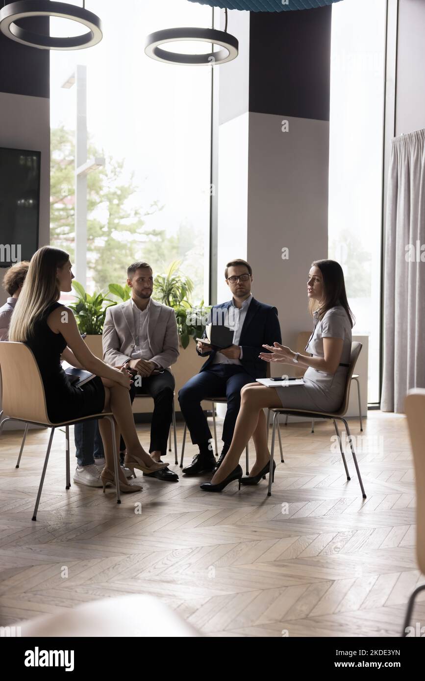 Workflow des Geschäftsteams im modernen Büro, vertikales Bild Stockfoto