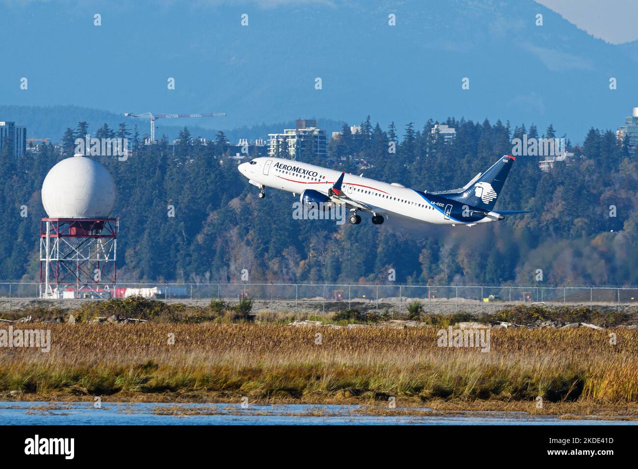 Richmond, British Columbia, Kanada. 1.. November 2022. Ein Aeromexico Boeing 737 MAX 8 Schmalkarossflugzeug (XA-CCC) fährt vom internationalen Flughafen Vancouver ab. (Bild: © Bayne Stanley/ZUMA Press Wire) Stockfoto