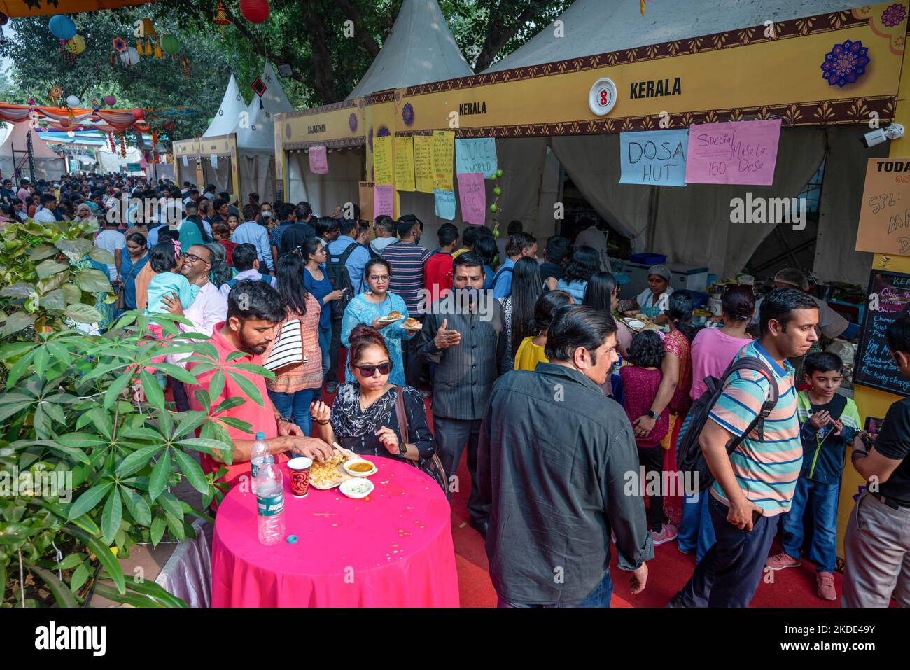 Menschen genießen traditionelle Lebensmittel aus den indischen Bundesstaaten während des Saras Food Festivals, das vom Ministerium für ländliche Entwicklung in Baba Kharak Singh Marg, Connaught Place, organisiert wird. Das Saras Food Festival ist ein einzigartiges Beispiel für die Ermächtigung von Frauen. Etwa 150 Unternehmerinnen und Mitglieder von Selbsthilfegruppen (Selbsthilfegruppen sind ein Ausschuss für Finanzintermediäre, der in der Regel aus 12 bis 25 lokalen Frauen im Alter zwischen 18 und 50 Jahren besteht) Aus 17 Staaten nehmen an dieser Veranstaltung Teil, die ihnen die Möglichkeit gibt, ihre Fähigkeiten in der Lebensmittelindustrie zu präsentieren. Stockfoto