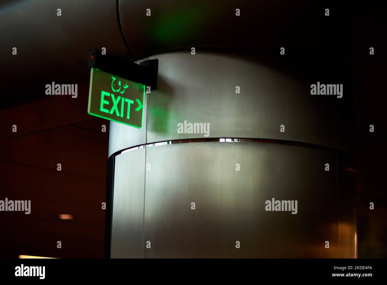 Auf der Suche nach einem Ausweg. Low-Angle-Aufnahme eines Ausstiegsschildes gegen eine Säule in einem Parkhaus. Stockfoto