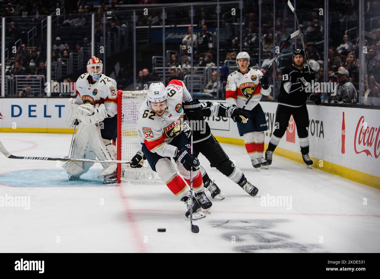 Los Angeles, Kalifornien, USA. 5.. November 2022. BRANDON MONTOUR von den Florida Panthers der NHL kämpft während eines Spiels gegen die Los Angeles Kings in der Crypto.com Arena in Los Angeles, Kalifornien, am 5. November 2022 um den Puck (Bildnachweis: © Alex Cave/ZUMA Press Wire) Stockfoto