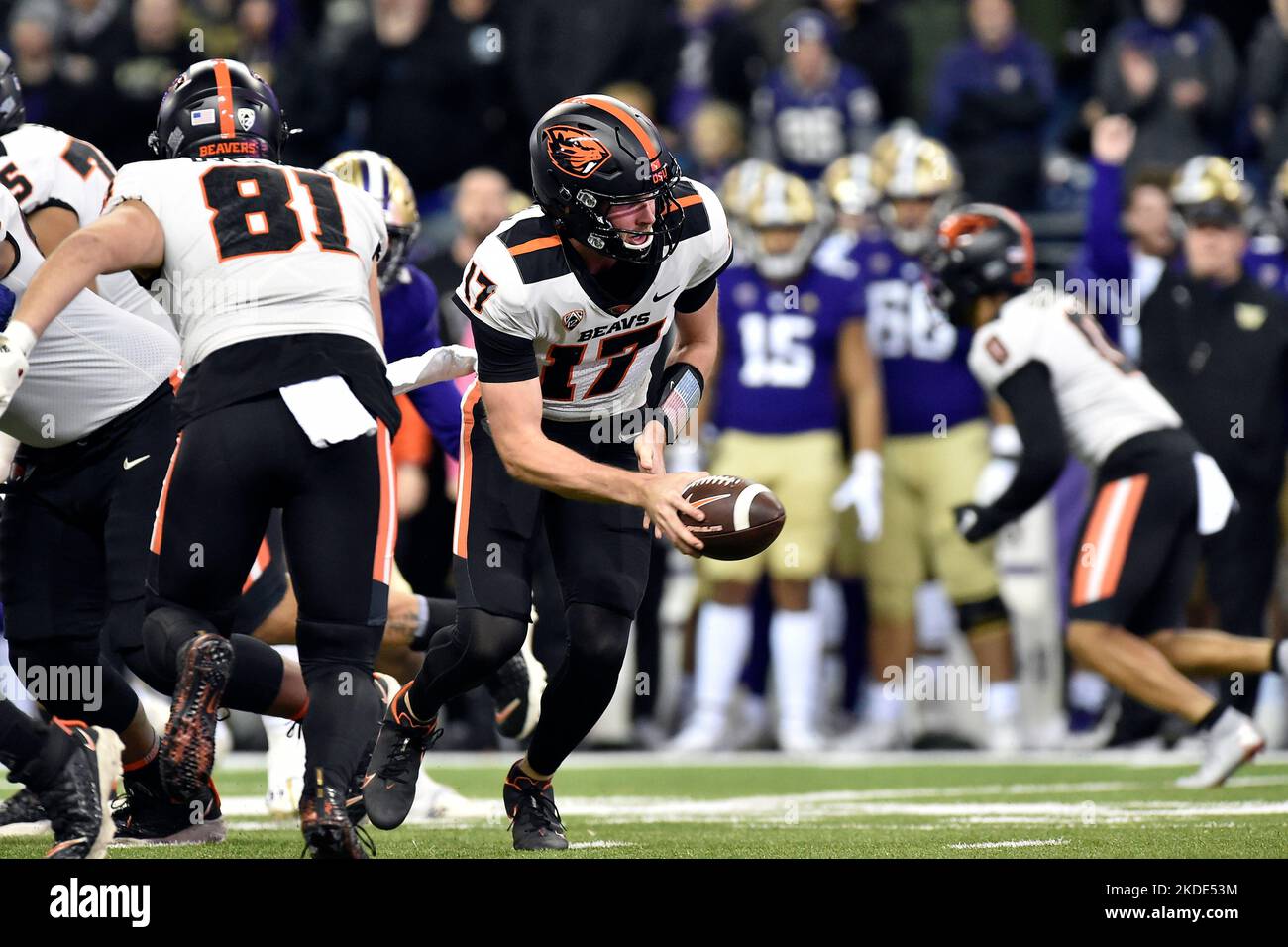 Seattle, WA, USA. 04.. November 2022. Der Quarterback von Oregon State Beavers Ben Gulbranson (17) wird während des NCAA-Fußballspiels zwischen den Oregon State Beavers und Washington Huskies im Husky Stadium in Seattle, WA, zur Hand gehen. Washington besiegte den Staat Oregon 24-21. Steve Faber/CSM/Alamy Live News Stockfoto