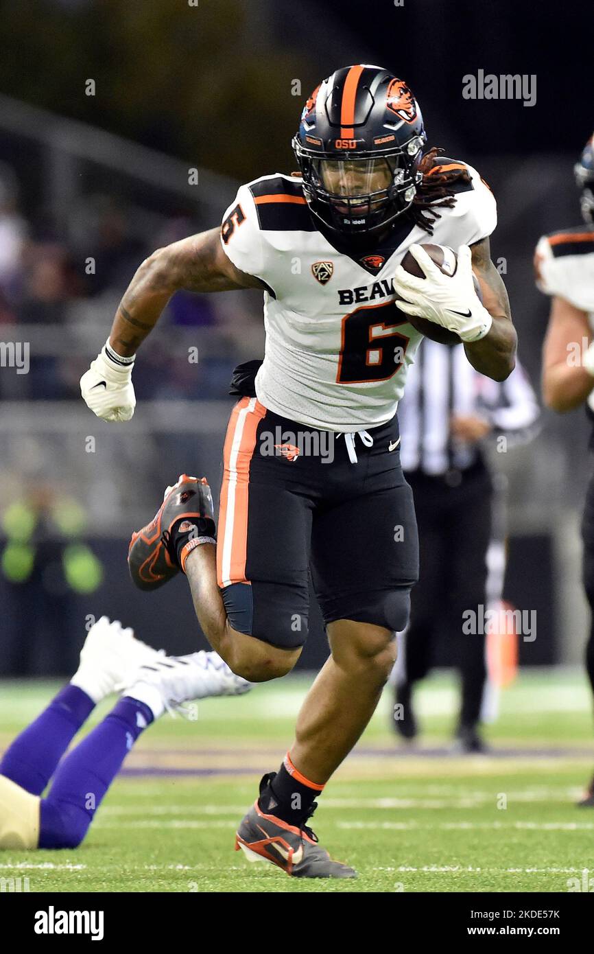 Seattle, WA, USA. 04.. November 2022. Oregon State Beavers läuft zurück Damien Martinez (6) spielt den Ball während des NCAA-Fußballspiels zwischen den Oregon State Beavers und Washington Huskies im Husky Stadium in Seattle, WA. Washington besiegte den Staat Oregon 24-21. Steve Faber/CSM/Alamy Live News Stockfoto