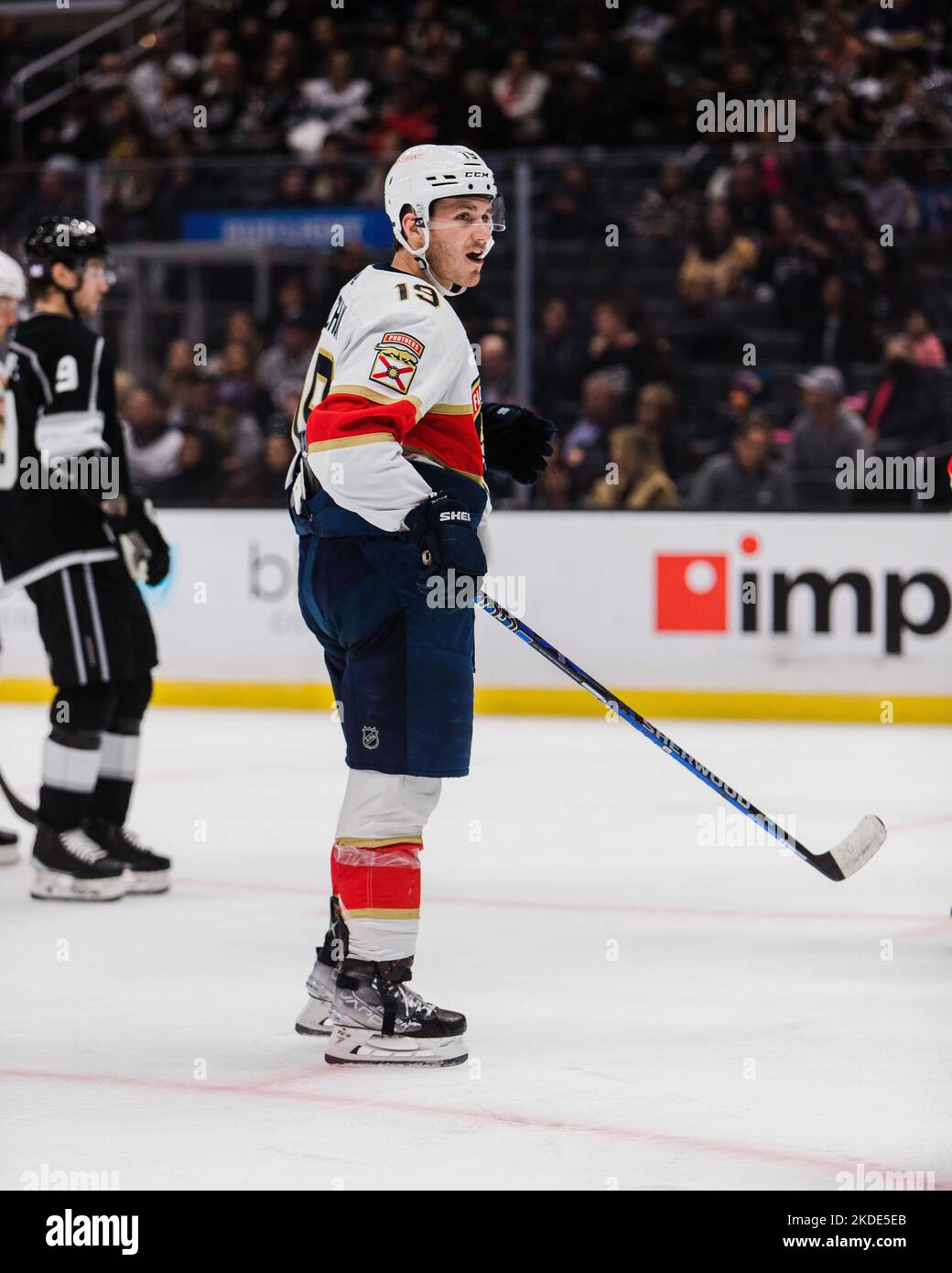 Los Angeles, Kalifornien, USA. 5.. November 2022. MATTHEW TKACHUK von den Florida Panthers der NHL wird für eine Strafe während eines Spiels gegen die Los Angeles Kings in der Crypto.com Arena in Los Angeles, Kalifornien, am 5. November 2022 aufgerufen (Bildnachweis: © Alex Cave/ZUMA Press Wire) Stockfoto