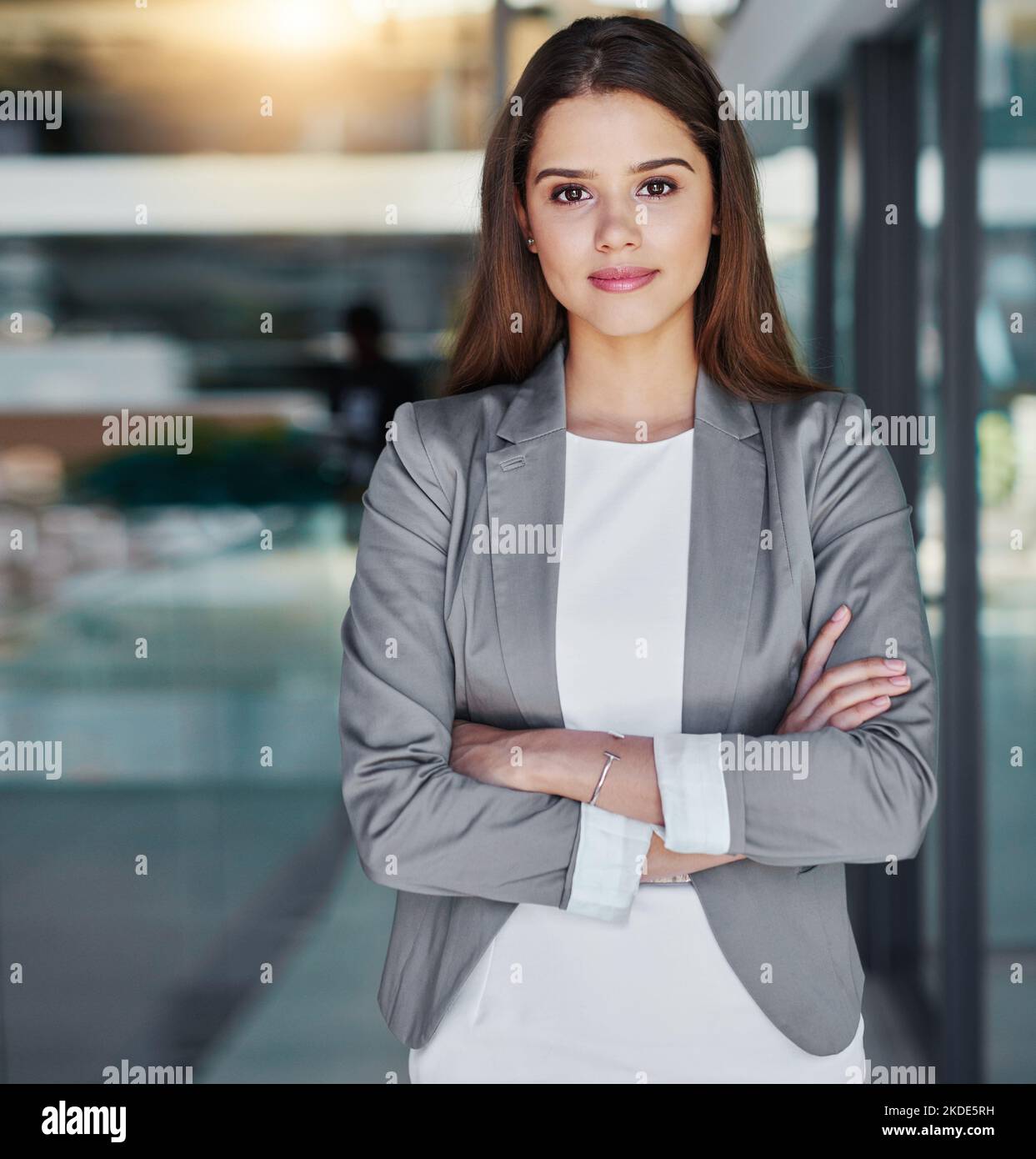 Vertrauen und Erfolg zwei Seiten derselben Medaille. Porträt einer attraktiven jungen Geschäftsfrau, die mit gekreuzten Armen im Büro steht. Stockfoto