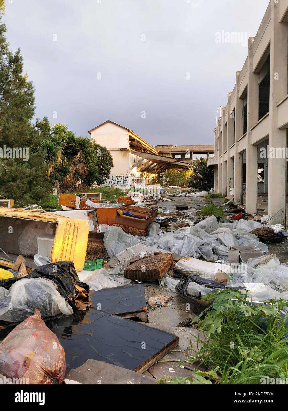 Limassol, Zypern, Januar 20 2020: Hausmüll und Industriemüll im Freien, die die Umwelt verschmutzen. Umweltverschmutzung, Recycling Stockfoto