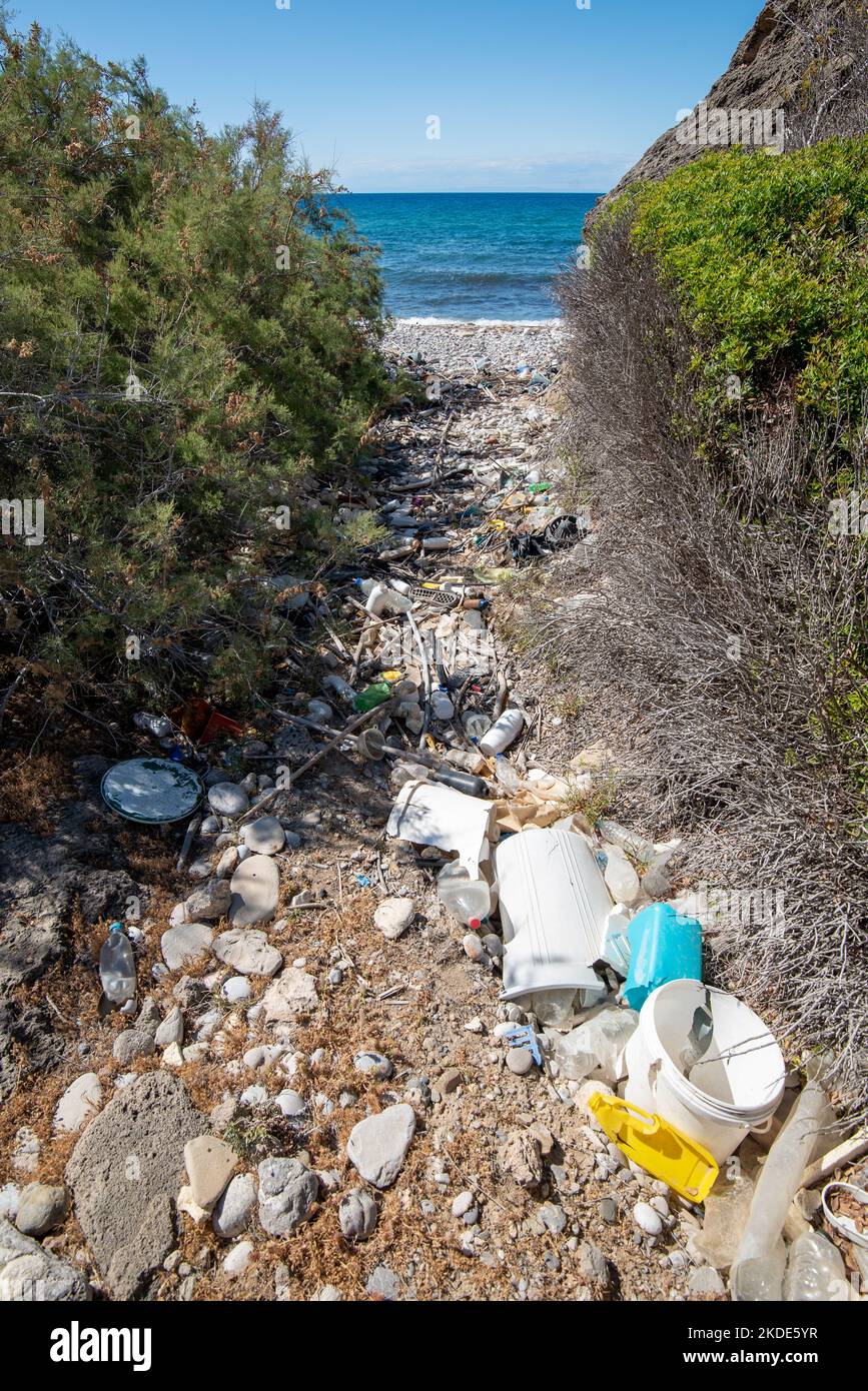 Heim- und Industriemüll im Freien an der Küste, der die Umwelt verschmutzt. Umweltverschmutzung, Recycling Stockfoto
