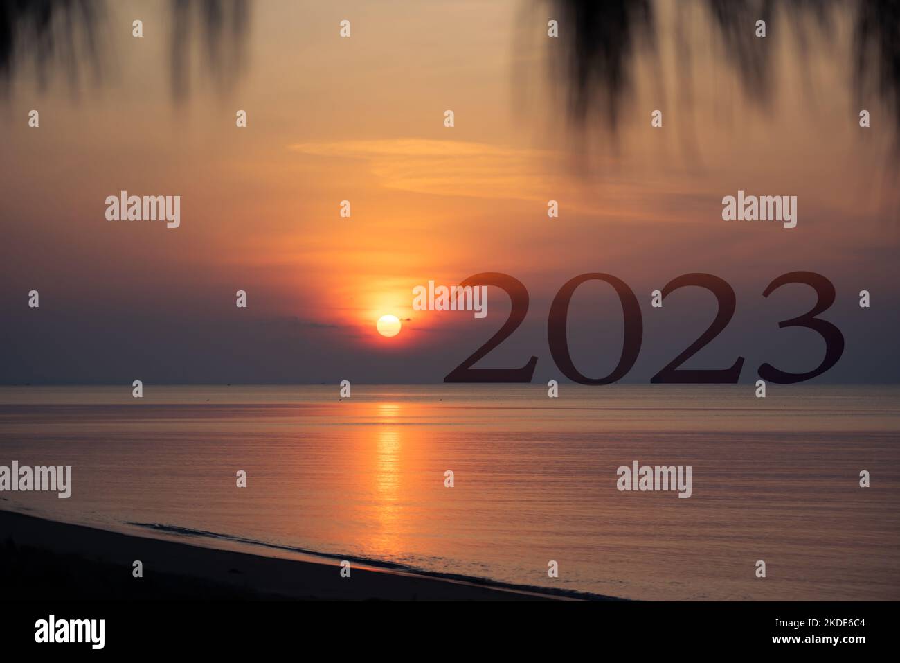 2023 Happy New Year Konzept, wunderschöne Strandlandschaft mit 2023 Text bei Sonnenaufgang am Morgen und Kopierraum, neues Leben beginnen. Stockfoto