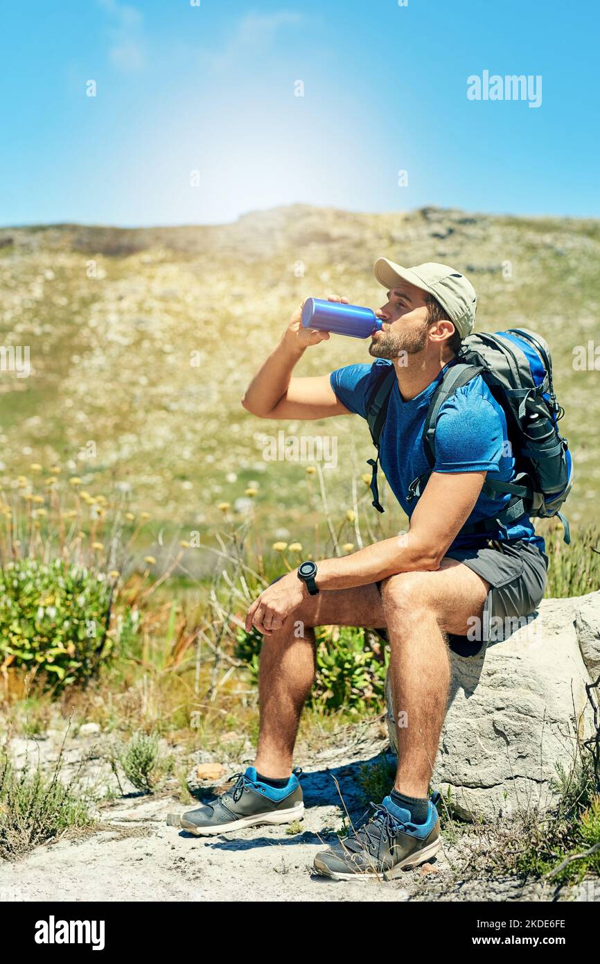 Ein junger Mann, der auf einer Wanderung eine Pause einnahm. Stockfoto