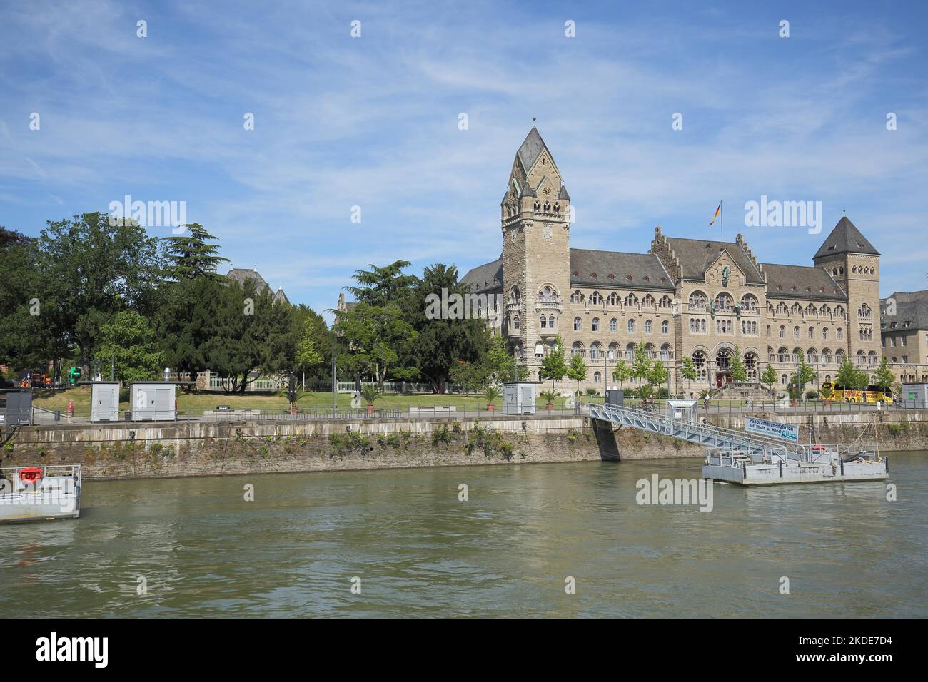 Regierungsgebäude im neoromanischen Stil am Rhein, Rhein, Altstadt, Koblenz, Rheinland-Pfalz, Oberes Mittelrheintal Stockfoto