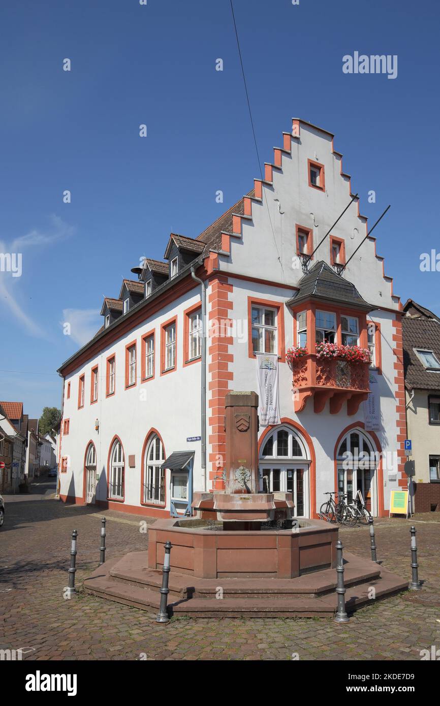 Rathaus mit Stufengiebel und Brunnen auf dem Marktplatz, Windecken, Nidderau, Wetterau, Hessen, Deutschland Stockfoto