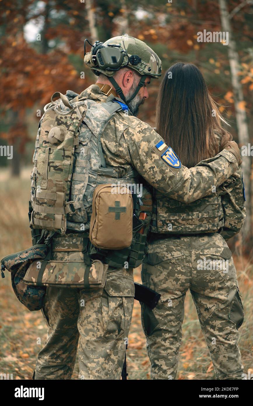 Ukrainische Soldaten Mann und Frau kleideten sich in Militäruniform an der Front. Verliebtes Paar im Krieg während der russischen Militärinvasion in die Ukraine. Stockfoto