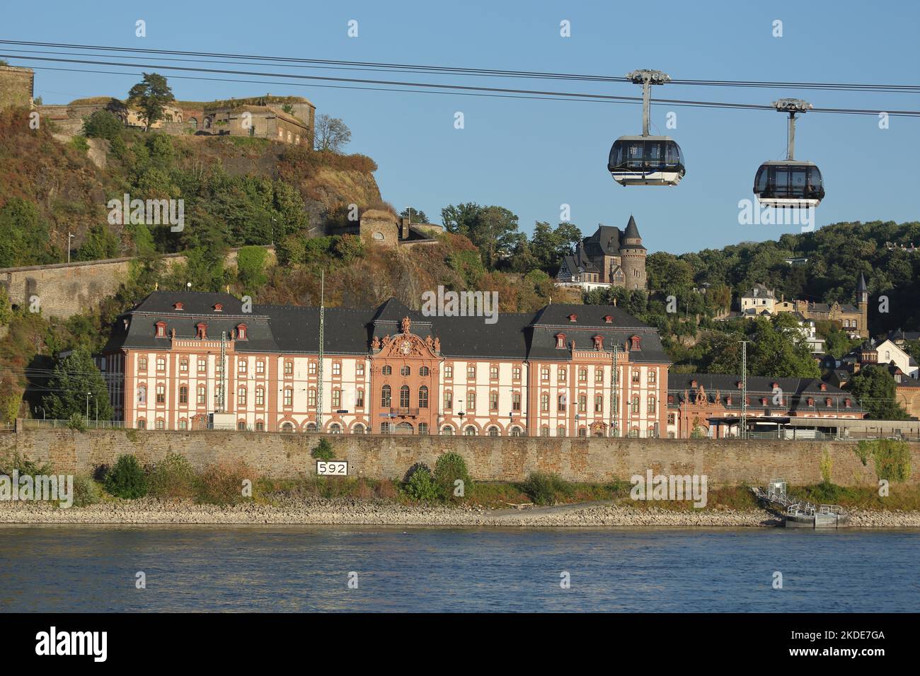 Dikasterialgebäude am Rheinufer mit Seilbahn und Gondeln zur UNESCO-Festung Ehrenbreitstein, Koblenz, Rheinland-Pfalz, Obere Stockfoto