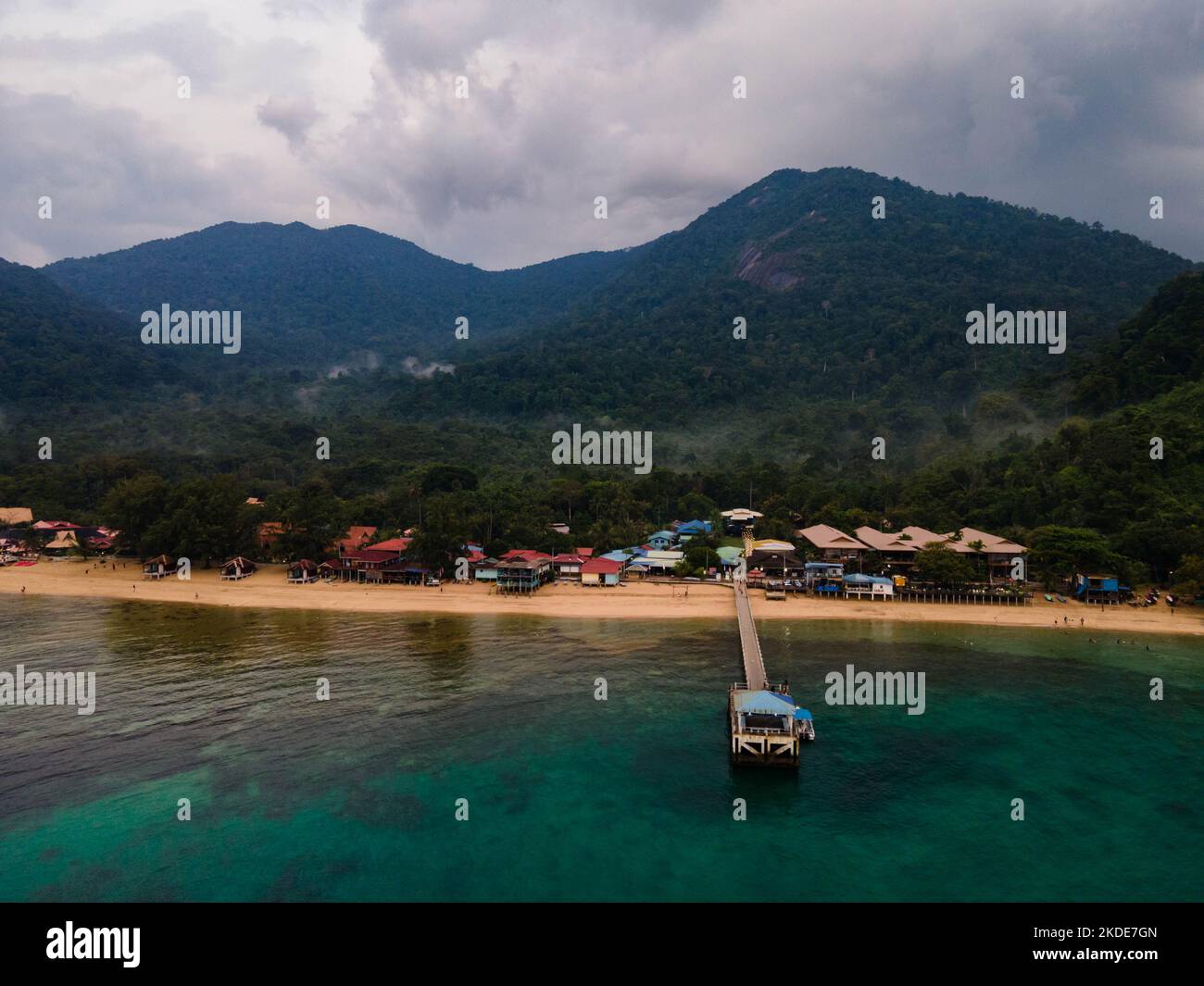 Gunung Kajang, Paya Beach Jetty Blick auf Tioman Island, Pahag Stockfoto