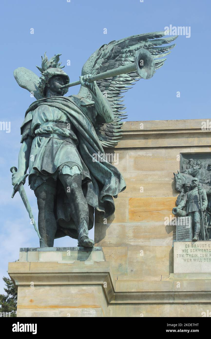 Kriegerfigur mit Blasinstrument, Schwert und Flügel am UNESCO-Niederwalddenkmal, Detail, Rüdesheim, Rheingau, Taunus, Hessen, Upper Middle Stockfoto