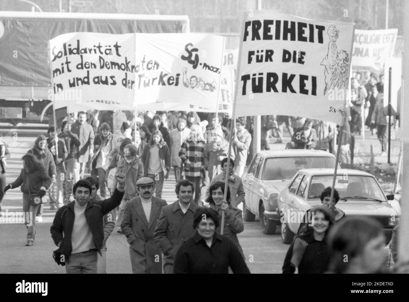 8000 Türken und ihre Familien demonstrierten am 31.01.1981 in Köln gegen die Militärdiktatur in ihrem Land Stockfoto