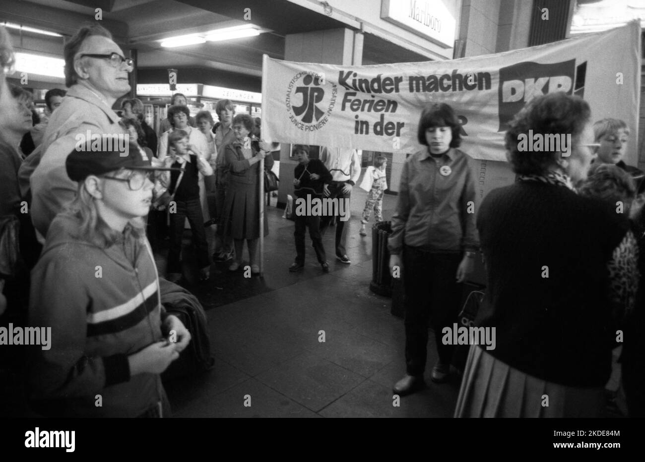 Die DKP-eigene Kinderorganisation Junge Pioniere schickt Kinder zur Erholung in die DDR. Juli 1981, Deutschland Stockfoto