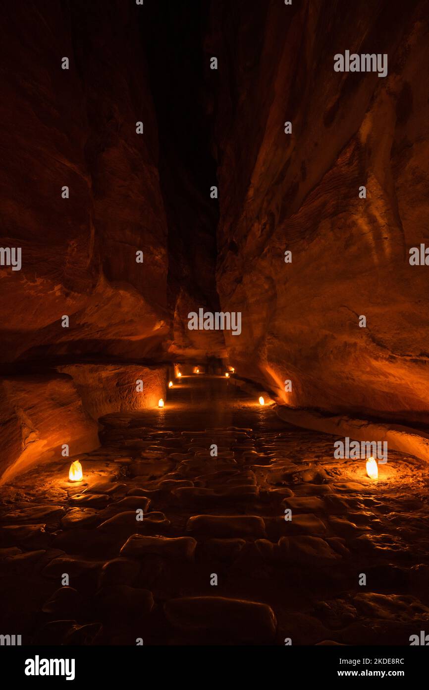 Die Al Siq Schlucht von Petra bei Nacht, der Weg von Kerzen beleuchtet Stockfoto