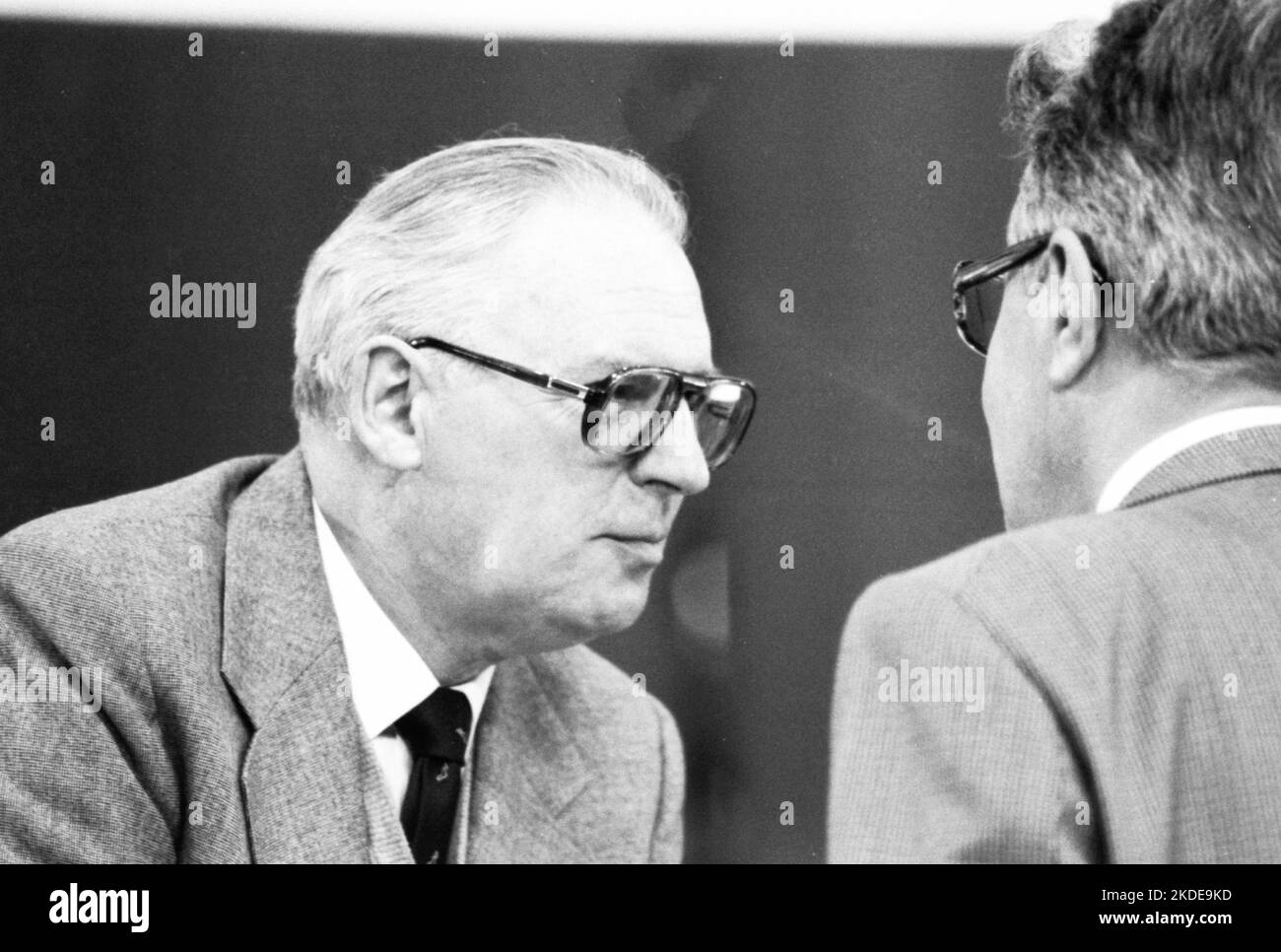 SPD-Parteitag April 1982. Diether Posser mit Hans-Jochen Vogel, Deutschland Stockfoto