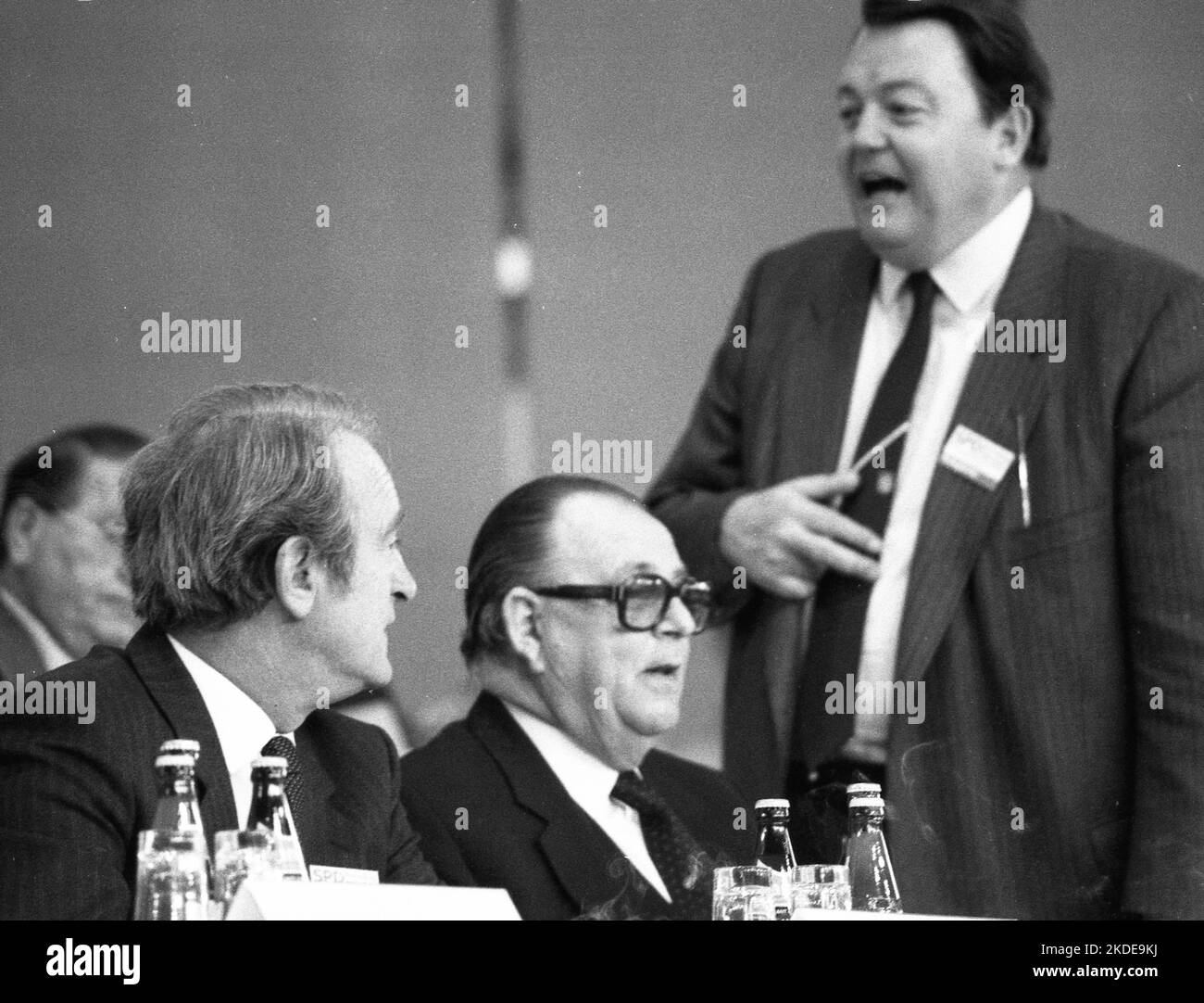 SPD-Parteitag April 1982. Johannes Rau, HNAS-Jürgen Wischnewski, Holger Boerner f. l., Deutschland Stockfoto