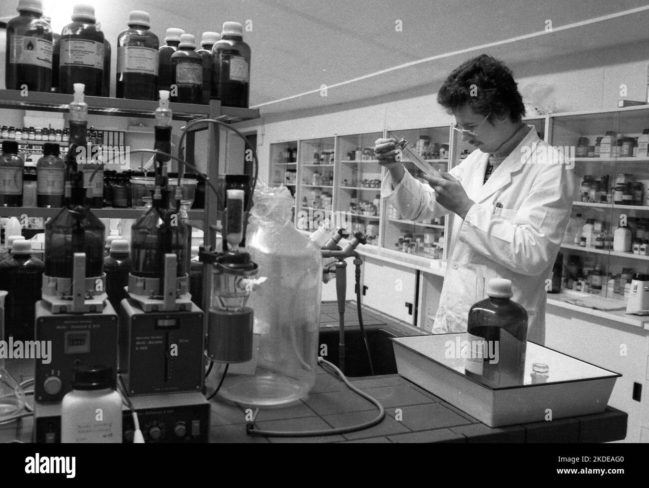 Jobs bei der Pharmaproduktion Medice am 12.02.1980 in Iserlohn, Deutschland Stockfoto