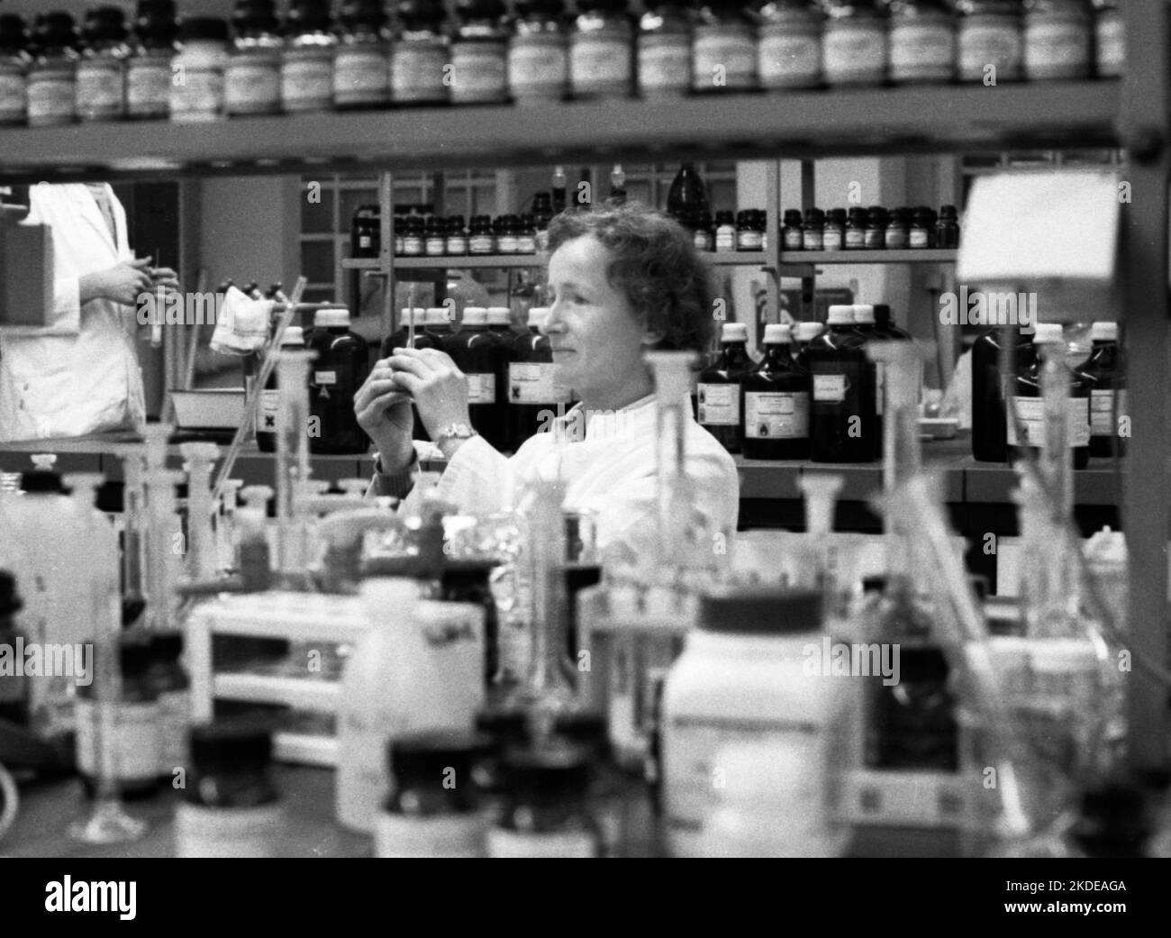 Jobs bei der Pharmaproduktion Medice am 12.02.1980 in Iserlohn, Deutschland Stockfoto