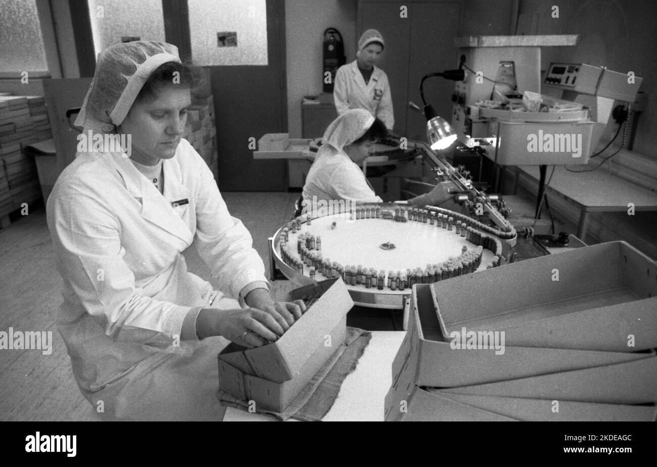 Jobs bei der Pharmaproduktion Medice am 12.02.1980 in Iserlohn, Deutschland Stockfoto