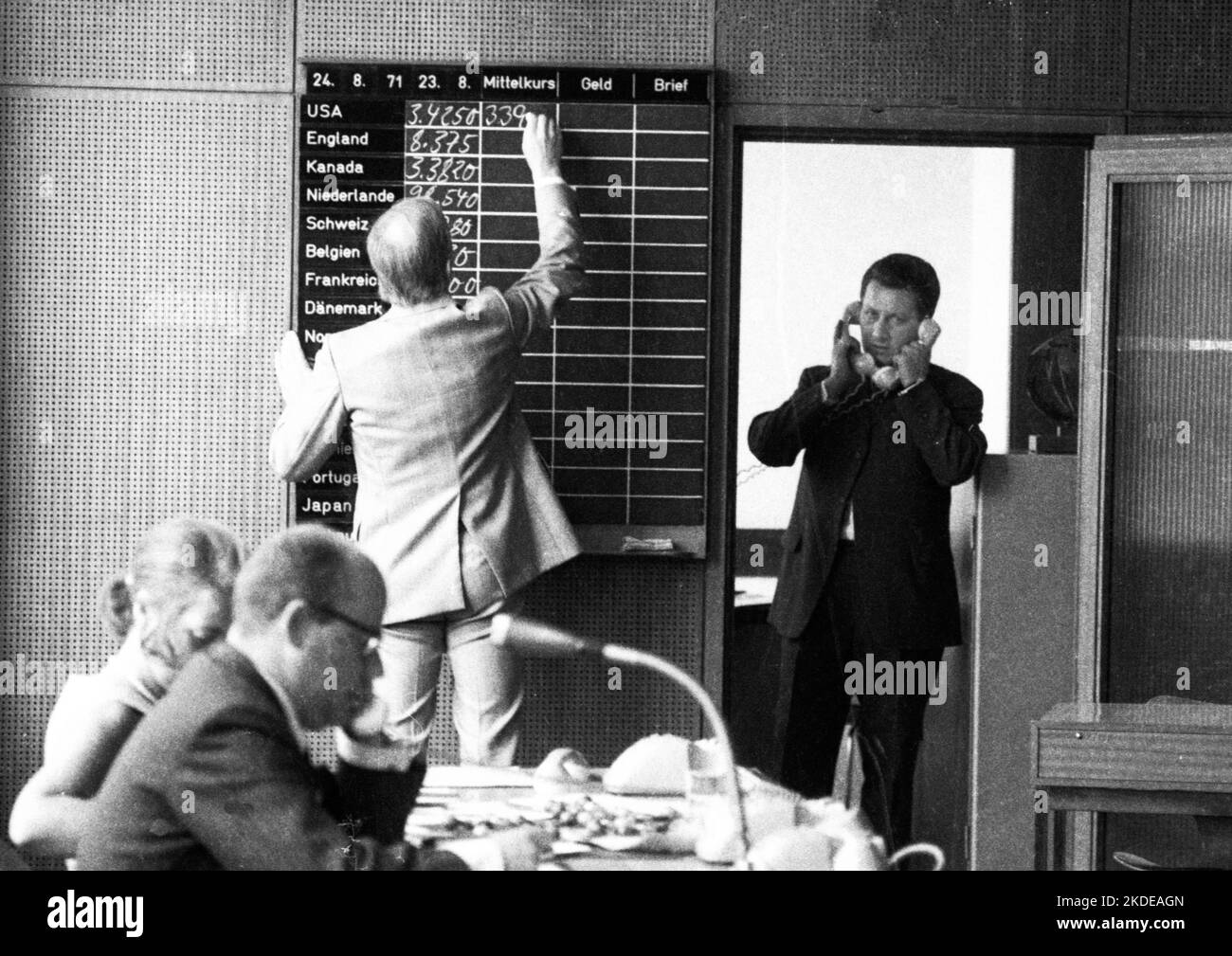 Der Handel mit internationalen Währungen ist das Geschäft des Devisenmarktes, hier auf 24.8.1971 in Düsseldorf, Deutschland Stockfoto