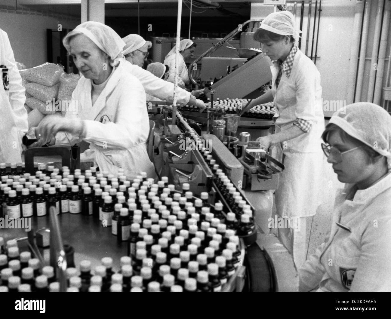 Jobs bei der Pharmaproduktion Medice am 12.02.1980 in Iserlohn, Deutschland Stockfoto