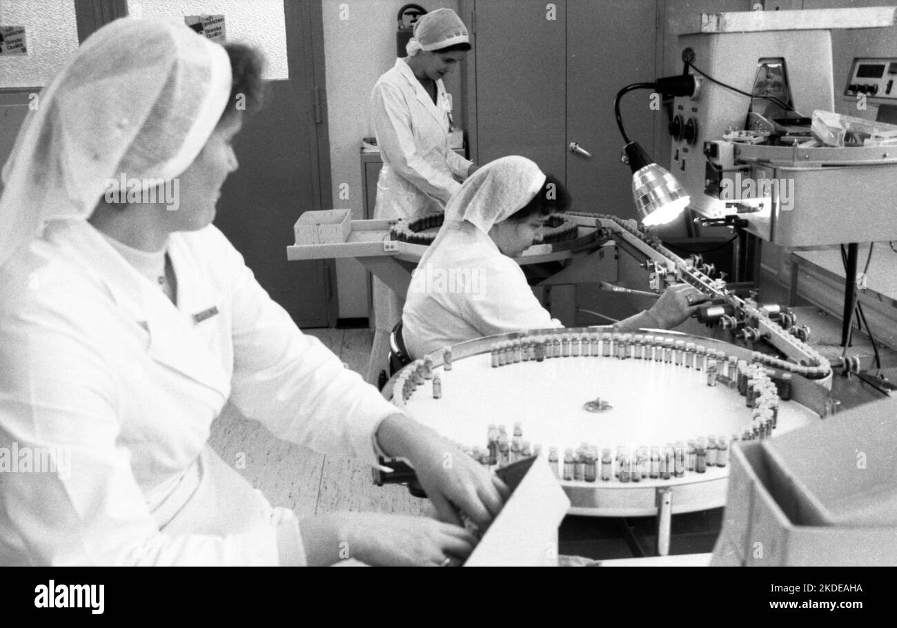 Jobs bei der Pharmaproduktion Medice am 12.02.1980 in Iserlohn, Deutschland Stockfoto
